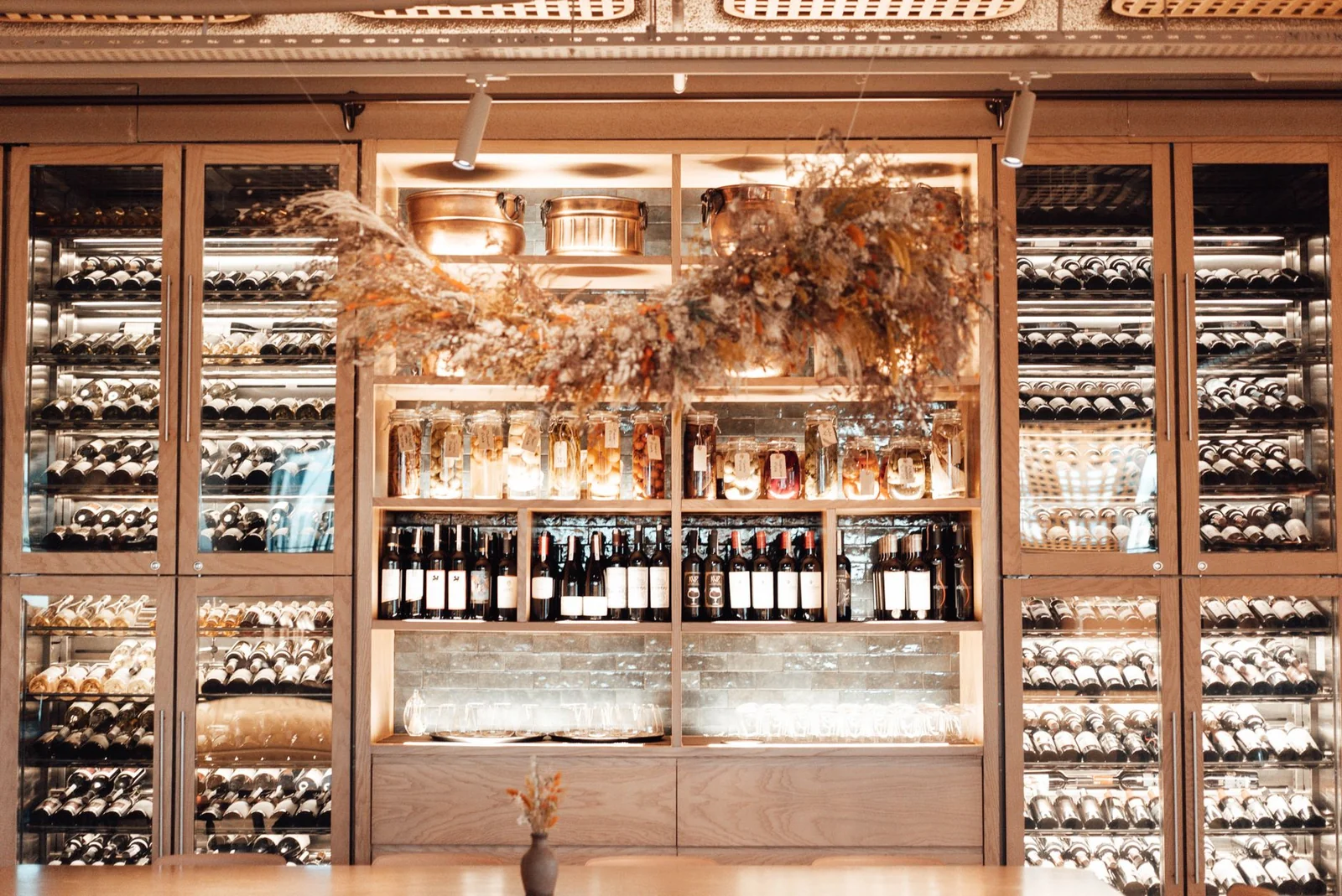 Verres de vin blanc et rouge sur un comptoir en bois dans un bar bordelais
