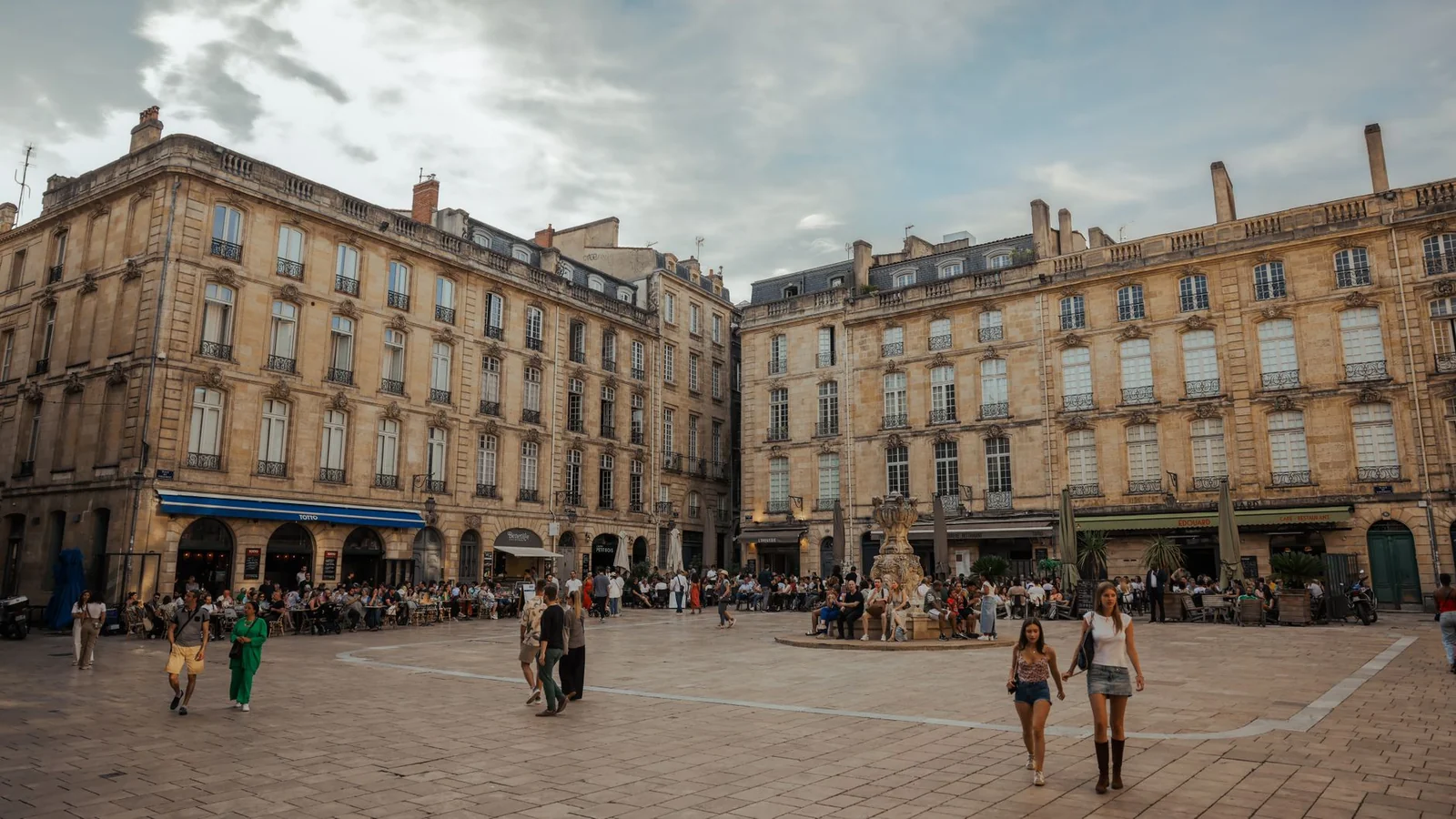 Façades du XVIIIe siècle autour de la place du Parlement à Bordeaux en fin d'après-midi