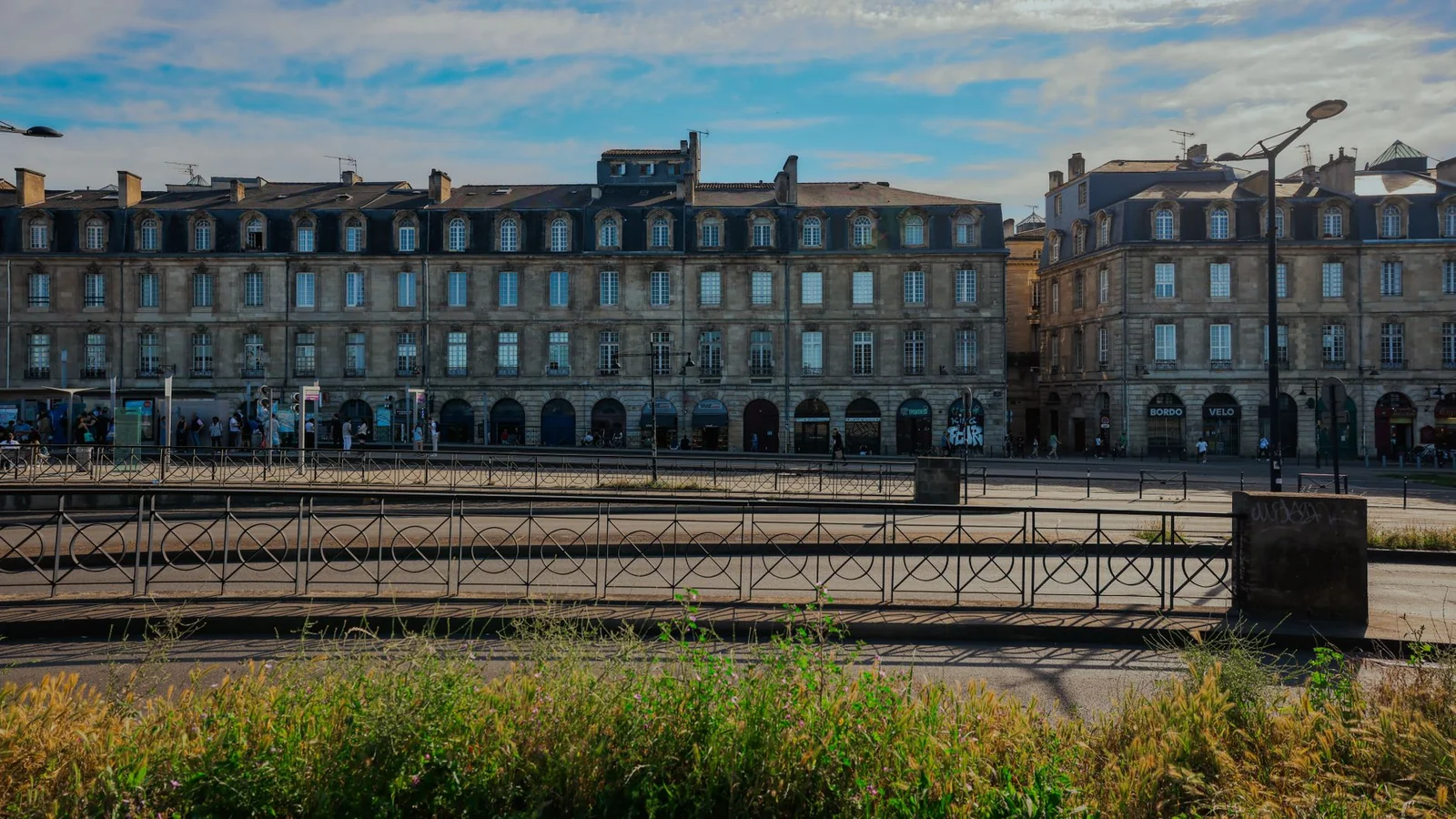 Façades dorées de la rue du Parlement Saint-Pierre à Bordeaux au crépuscule
