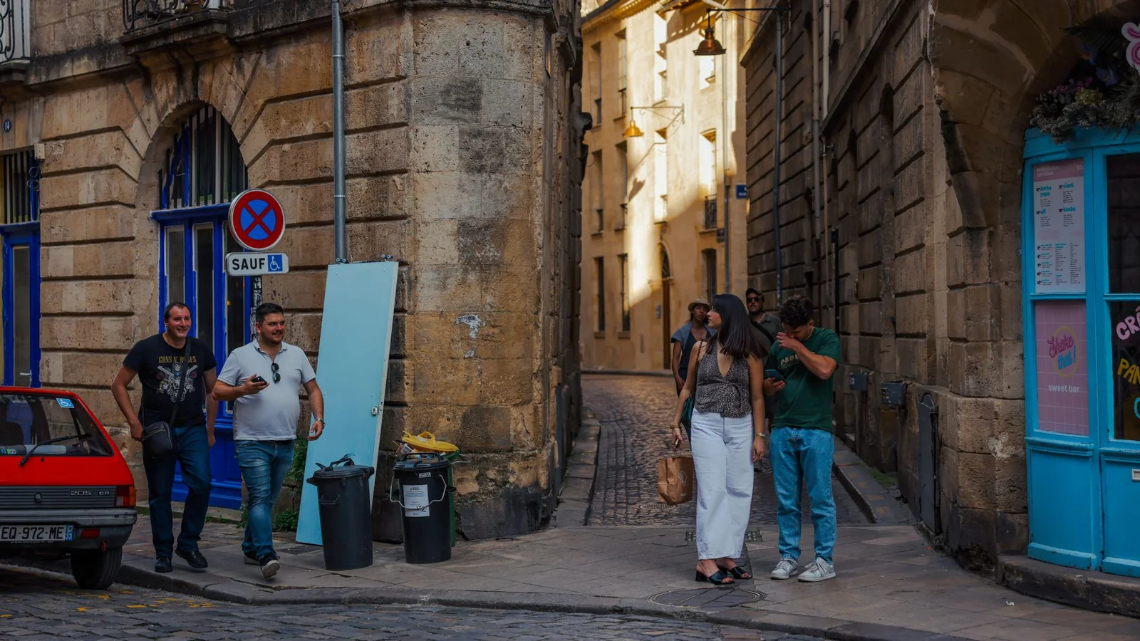 Ruelle pavée calme du quartier Saint-Pierre à Bordeaux avec façades en pierre