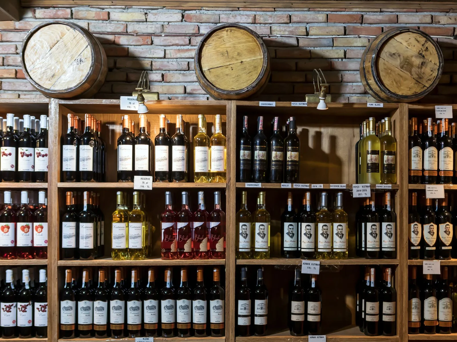 Bouteilles de vins alignées derrière un comptoir de bar à vins bordelais